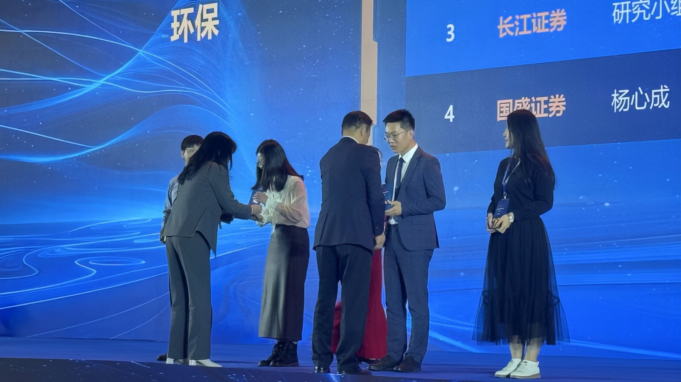 倍头条 | 尊龙凯z6mg官网董事长权秋红受邀出席2024证券时报·新财富杂志分析师年会颁奖礼 